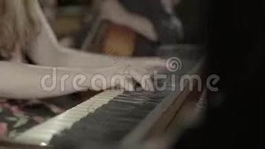 女音乐家在酒吧咖啡馆弹钢琴。 基辅。 乌克兰